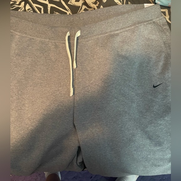 Women’s plus size Nike Joggers - Picture 2 of 5